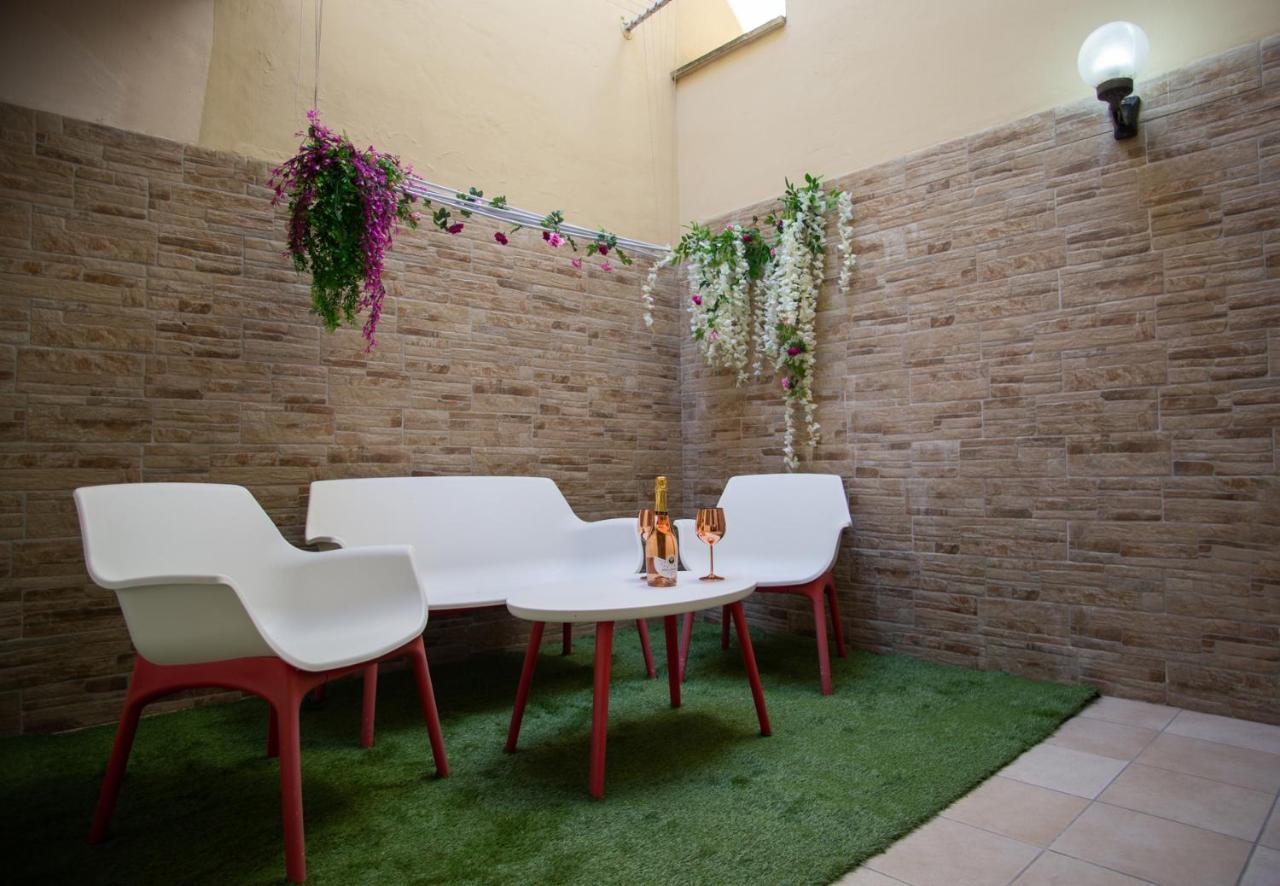 Casa Colombo - The Fab Stay บรินดิซิ ภายนอก รูปภาพ